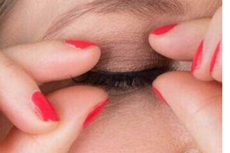 How long can you wear false eyelashes?
