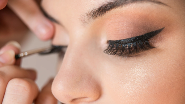 How to Put on False Eyelashes in 5 Easy Steps